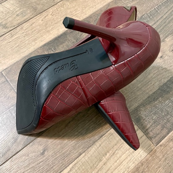 🚫SOLD🚫GUESS Heels - Picture 15 of 16